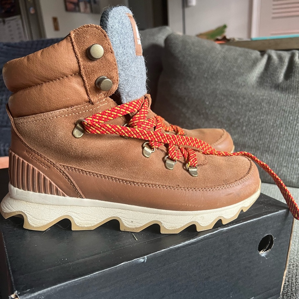 Sorel Kinetic Conquest women’s 9.5 hiking boot